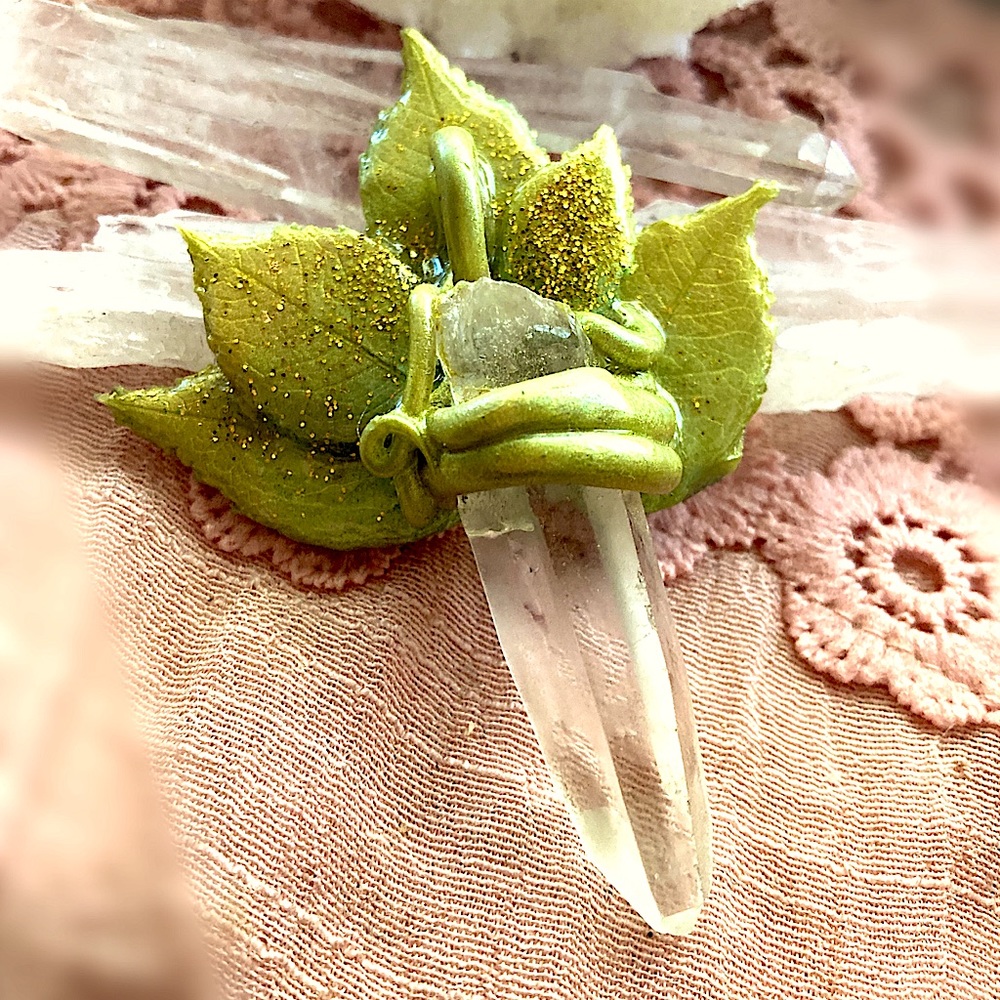 ✨Magical Leaf Quartz Crystal Pendant ✨